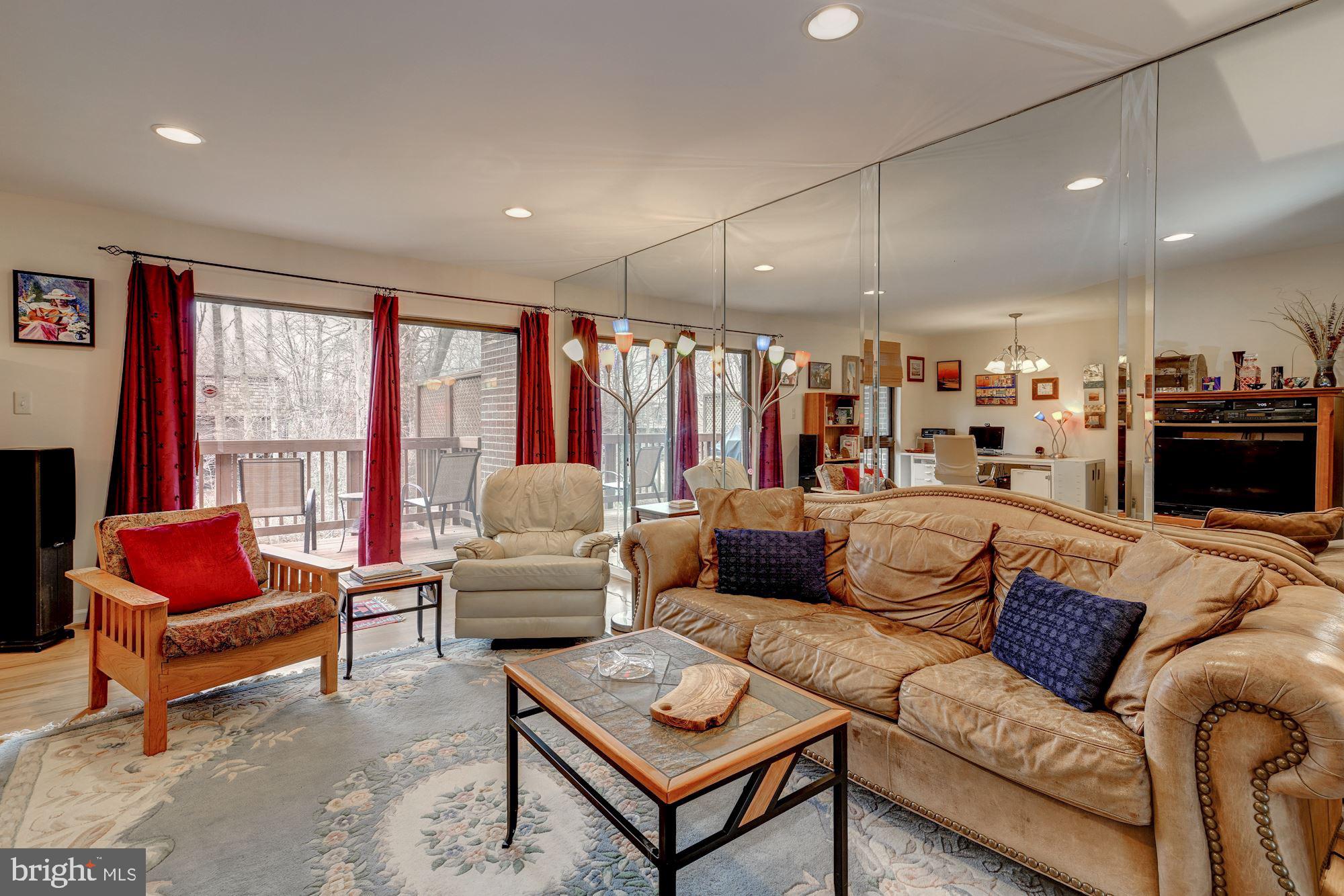 8082 Inverness Ridge Road Potomac, MD 20854 - Photo 5 of 31 Living Room