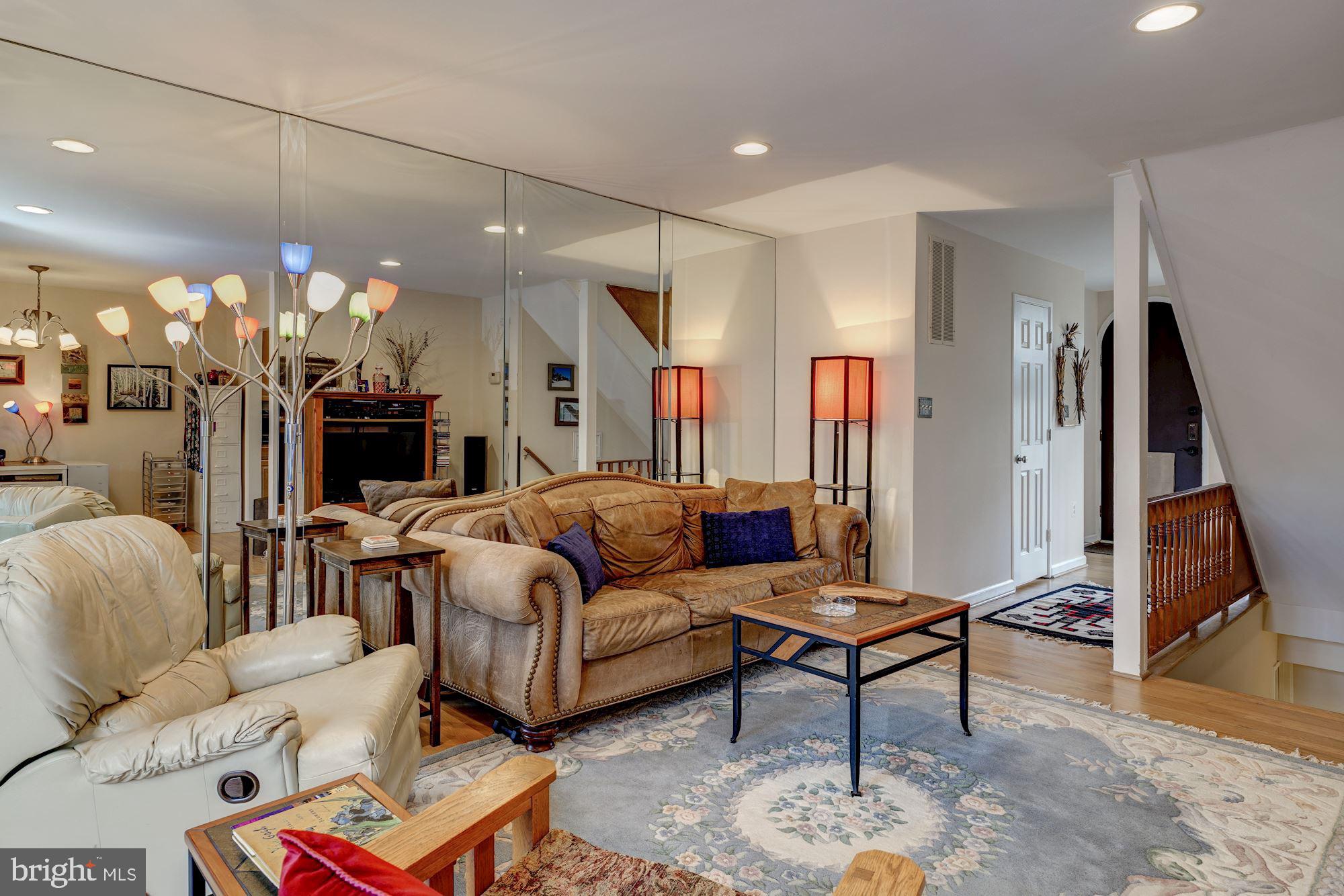 8082 Inverness Ridge Road Potomac, MD 20854 - Photo 6 of 31 Living Room