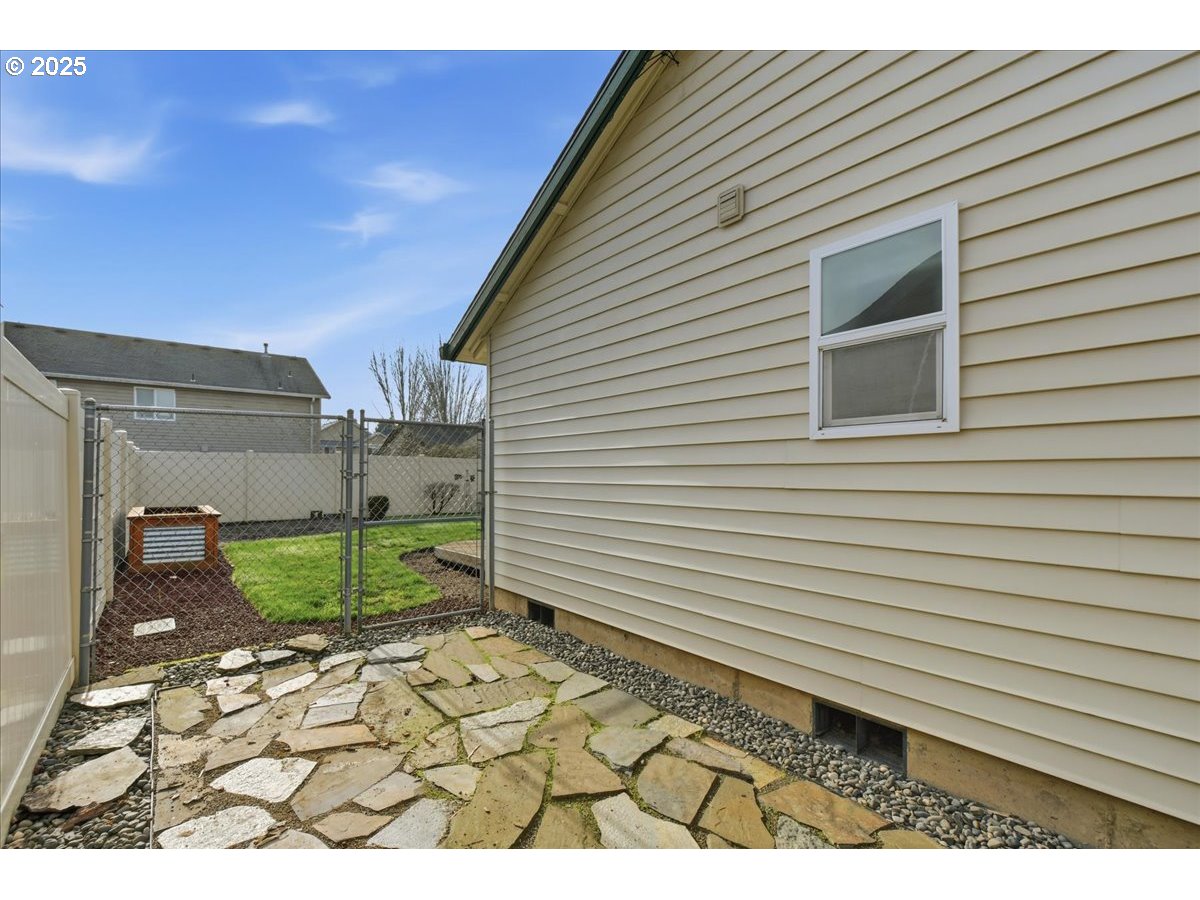 2519 Northwest 13th Street Battle Ground, WA 98604 - Photo 33 of 43 a view of a backyard