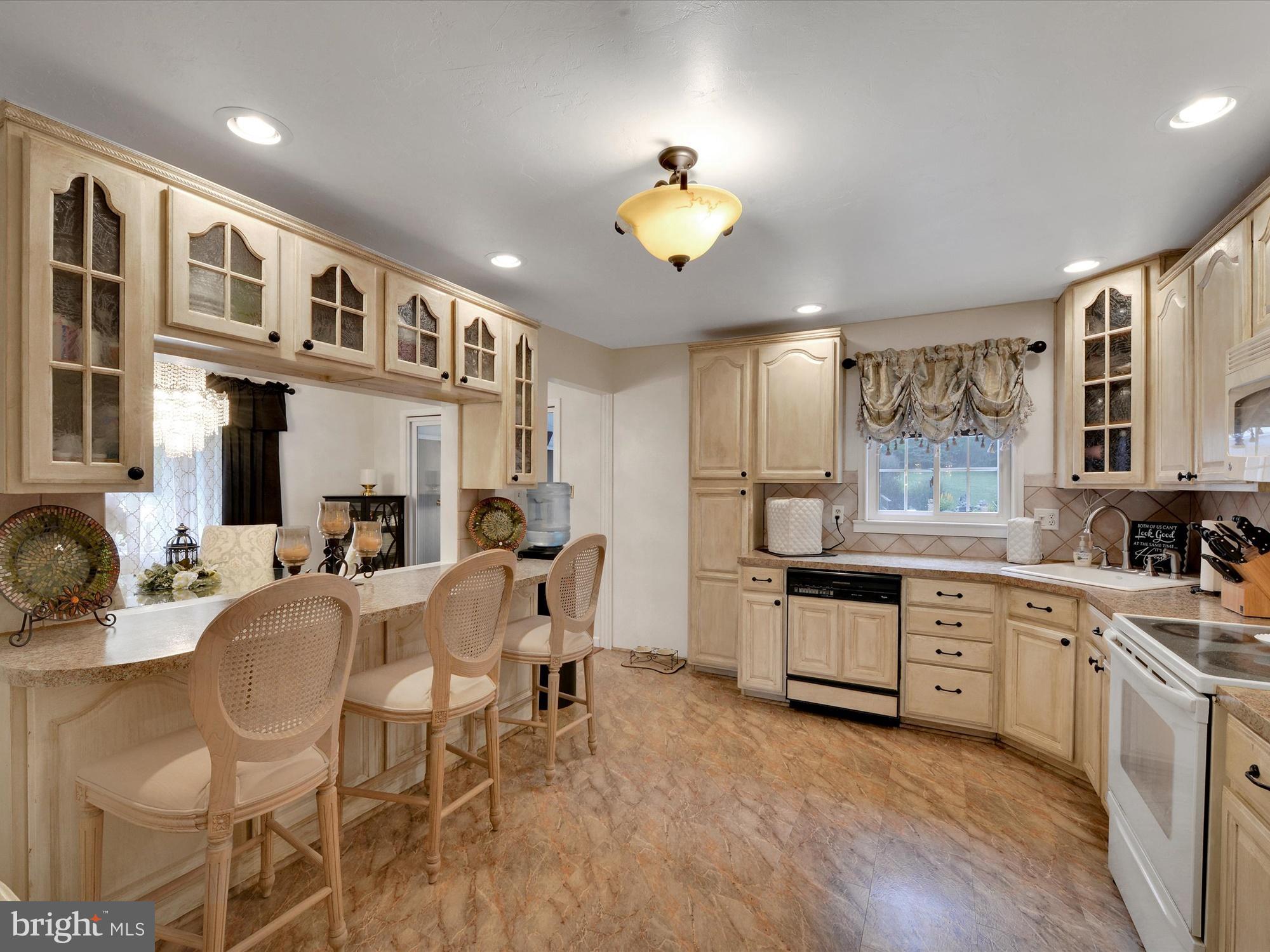 6166 Pigeon Hill Road Spring Grove, PA 17362 - Photo 9 of 25 Breakfast Bar