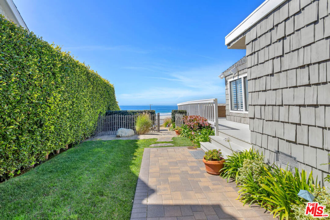 6439 Surfside Way Malibu, CA 90265 - Photo 6 of 32 a view of a back yard of the house