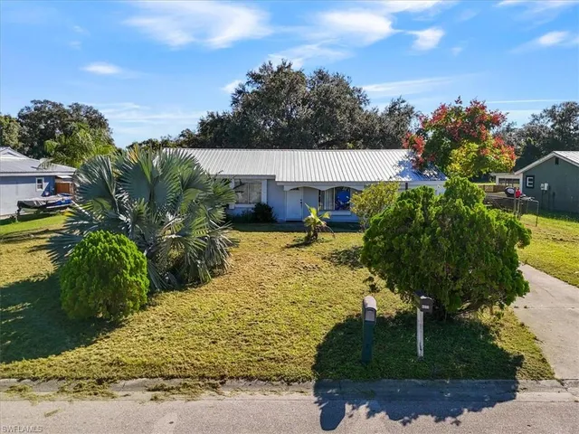 a view of a house with a yard