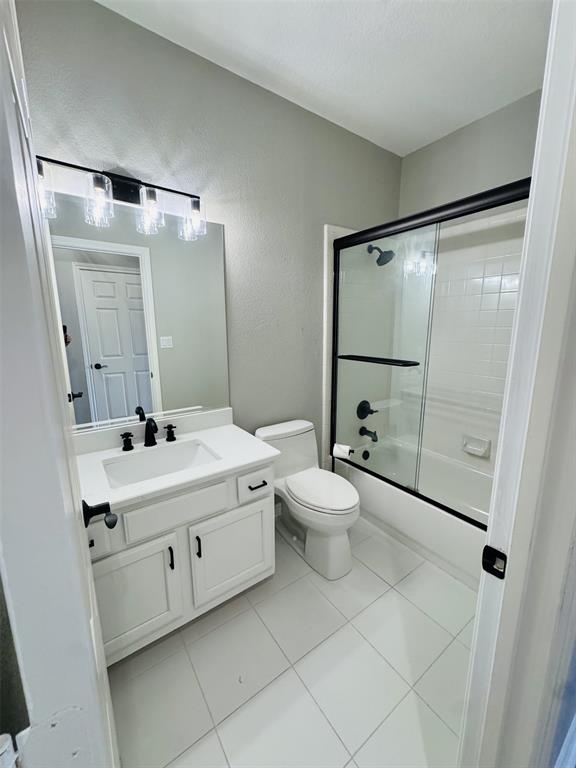 1912 Signal Ridge Place Rockwall, TX 75032 - Photo 14 of 20 a bathroom with a double vanity sink mirror and toilet