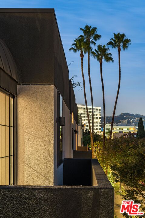 235 South Reeves Drive, Unit 301 Beverly Hills, CA 90212 - Photo 14 of 18 a view of a entryway