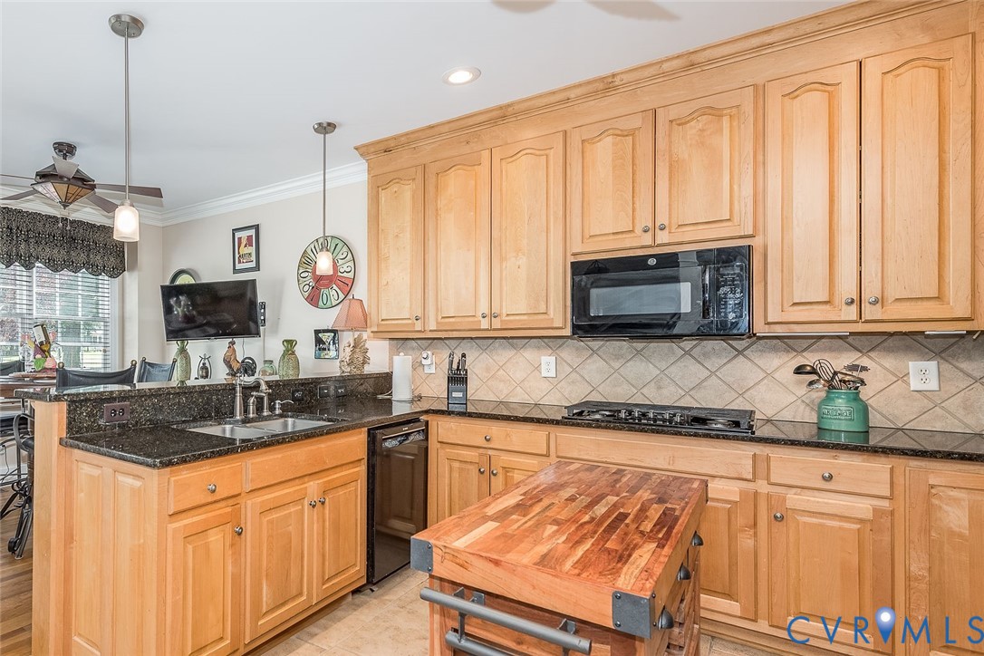 170 Highland Williamsburg, VA 23188 - Photo 20 of 50 a kitchen with granite countertop a sink and cabinets