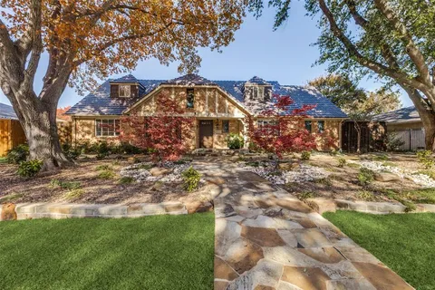 a view of a yard with a house