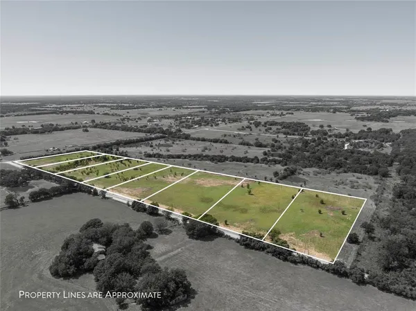 an aerial view of a tennis ground