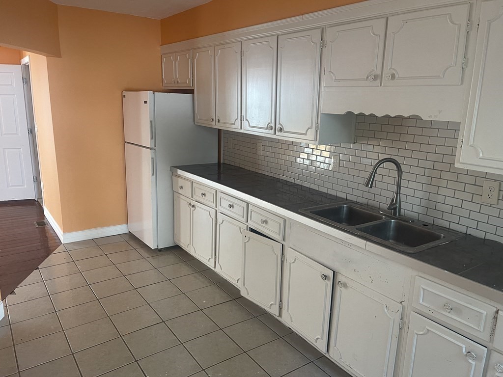 32 Tecumseh Street Fall River, MA 02721 - Photo 3 of 5