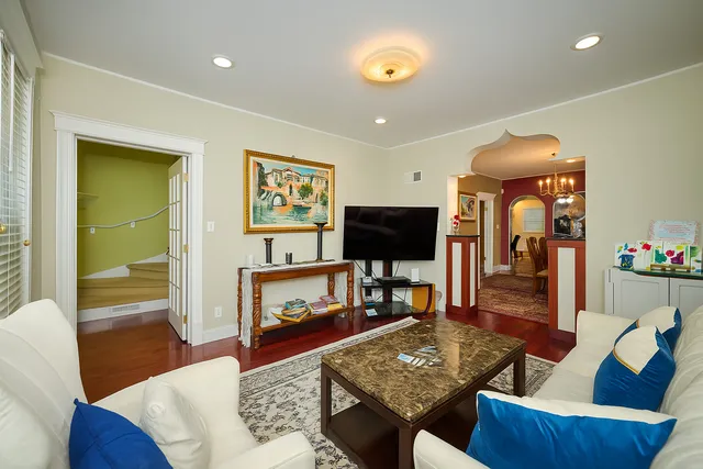 $499,900 | 703 North Arlington Heights Road, Arlington Heights, IL 60004