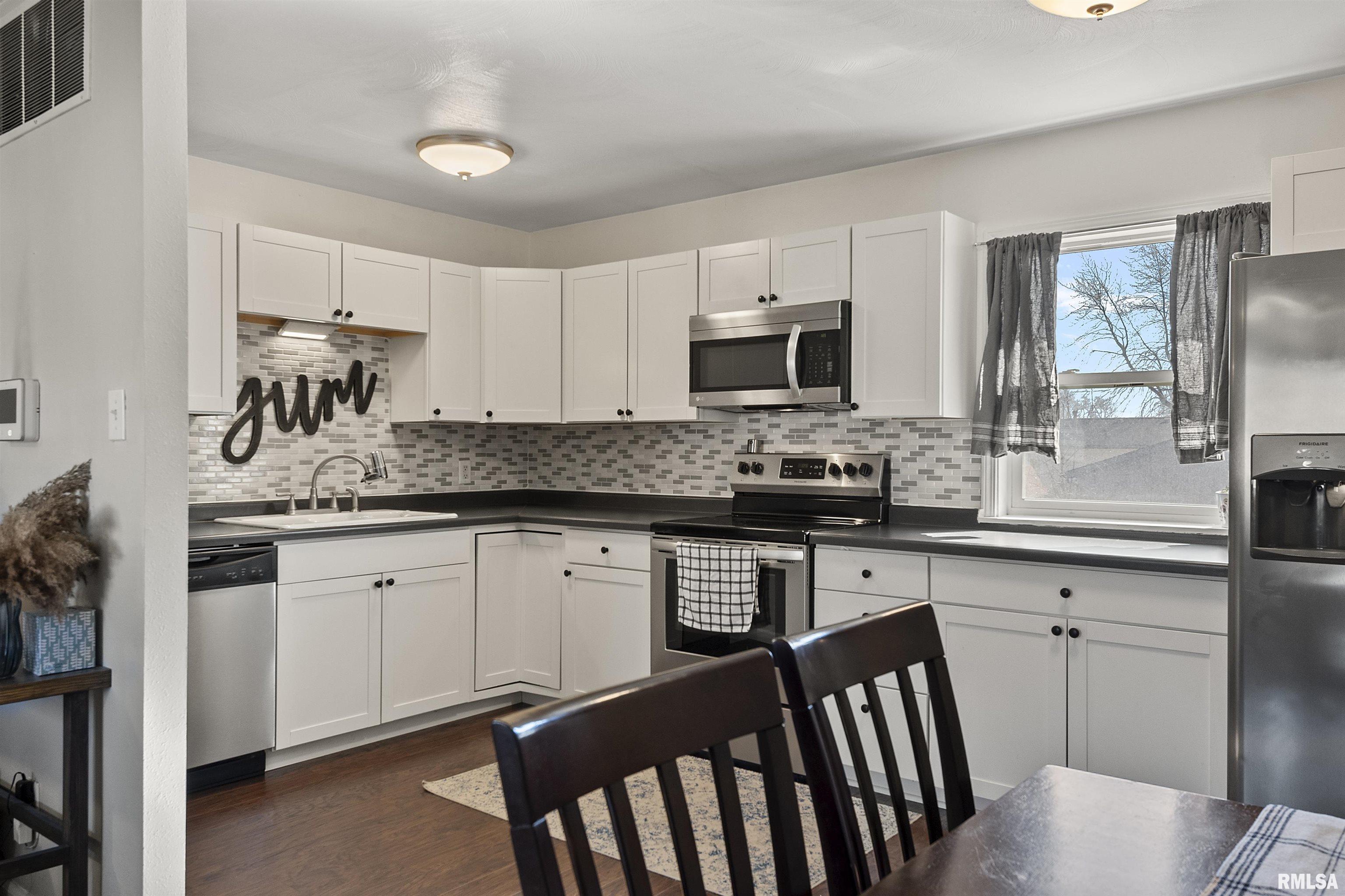 2320 Stokebridge Road Springfield, IL 62702 - Photo 9 of 32