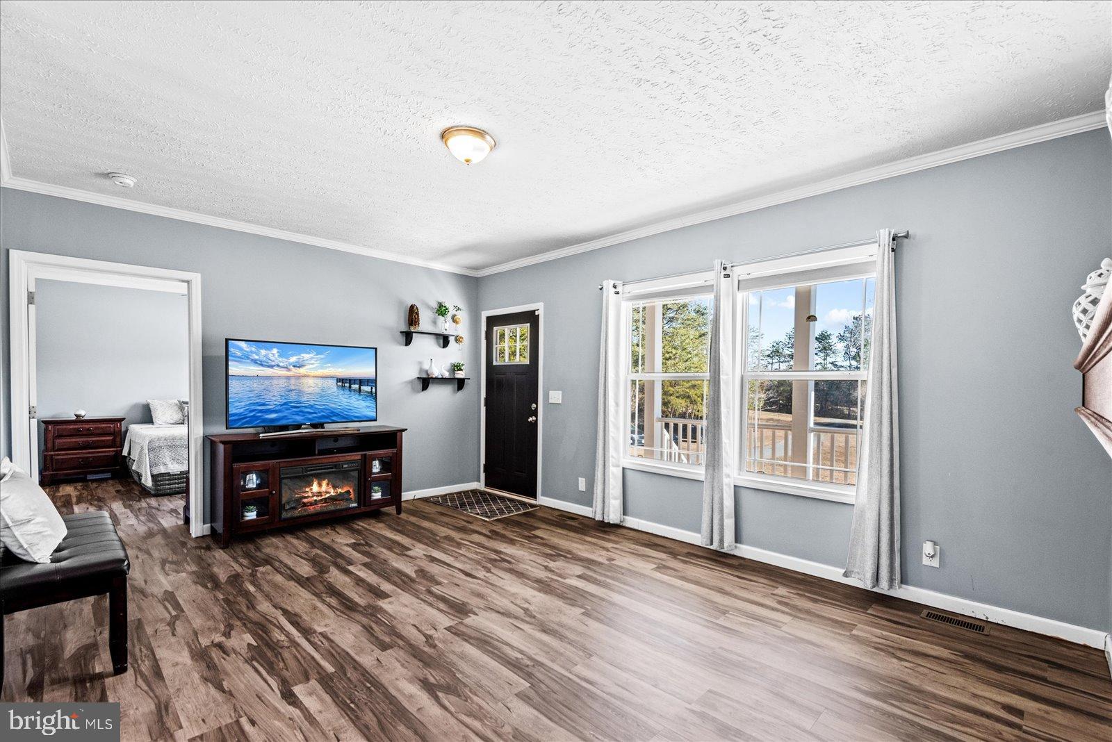 6600 Stubbs Bridge Road Spotsylvania, VA 22551 - Photo 7 of 37 Bright and inviting living space with charm.