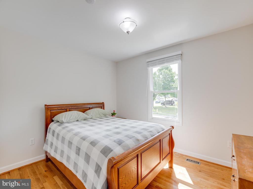 976 Pebblestone Road Pasadena, MD 21122 - Photo 17 of 39 Master bedroom with lots of natural light