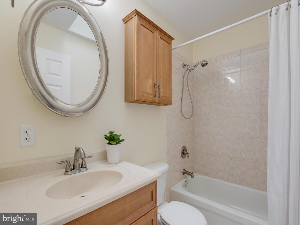 976 Pebblestone Road Pasadena, MD 21122 - Photo 20 of 39 Tile surround in shower/bathtub