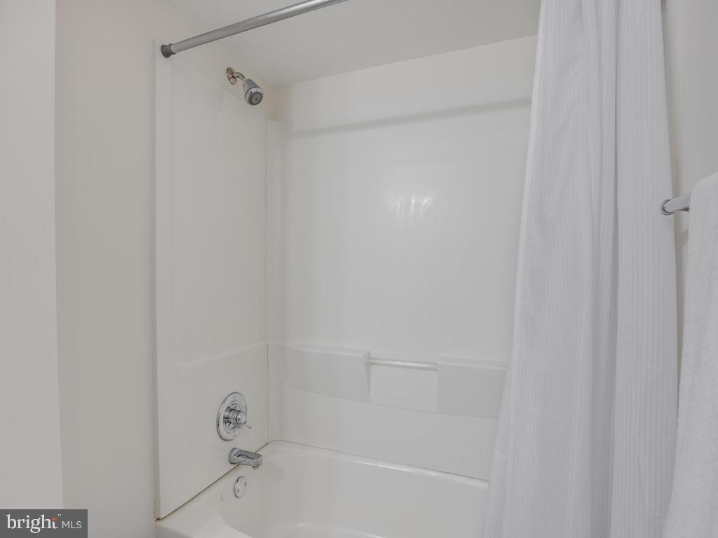 976 Pebblestone Road Pasadena, MD 21122 - Photo 29 of 39 Bathtub/shower in lower level bathroom