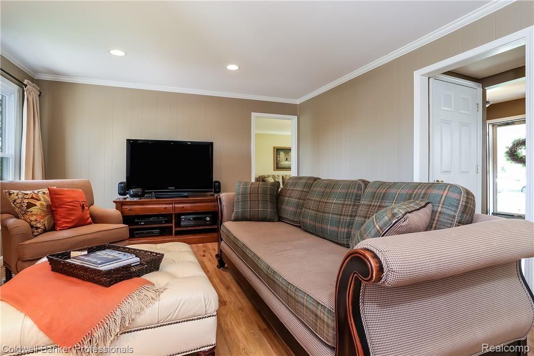 1060 Hemlock Drive Rochester, MI 48307 - Photo 11 of 42 014-Family_Room-5705174-large.jpg