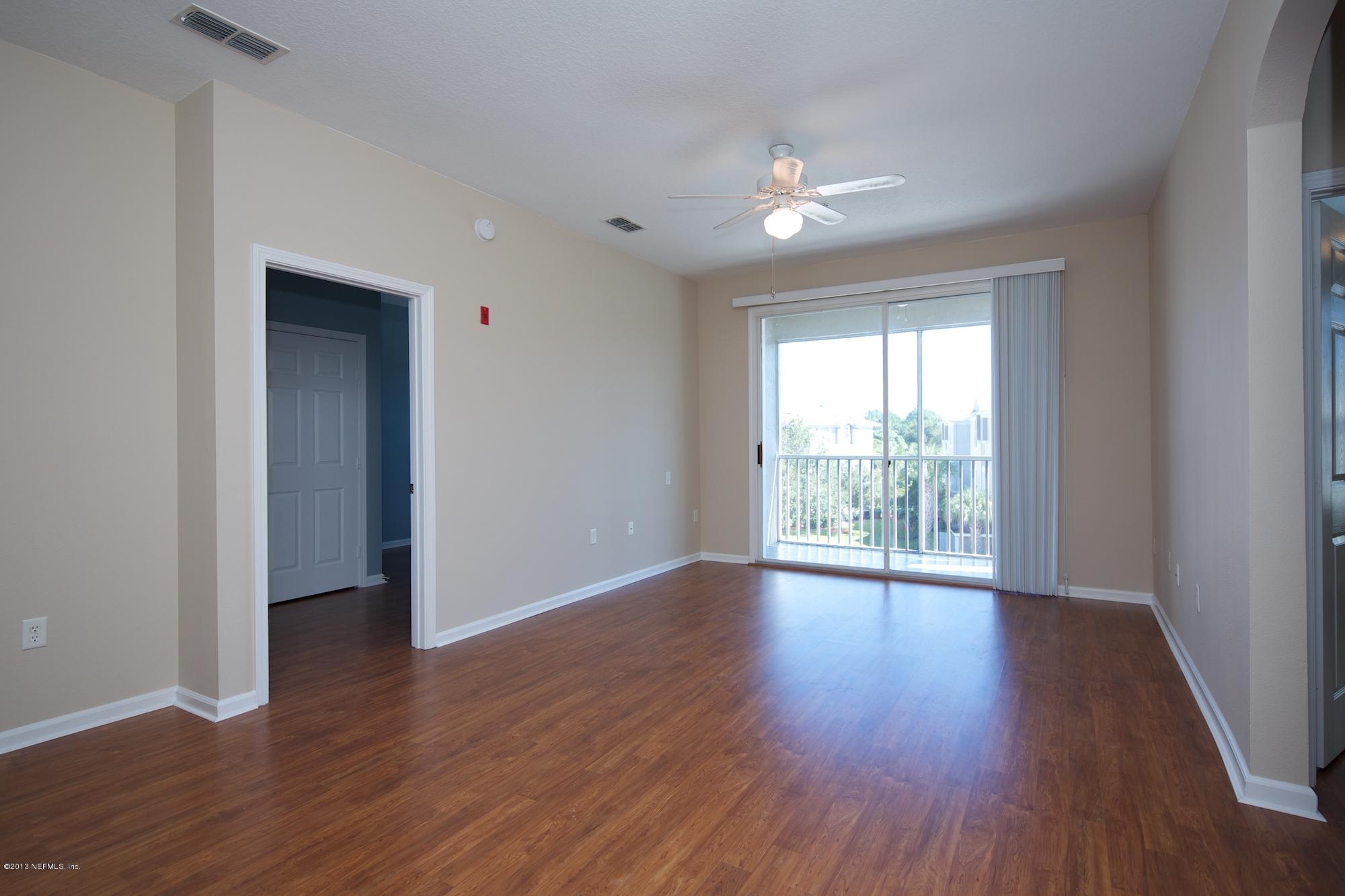 10550 Baymeadows Road, Unit 826 Jacksonville, FL 32256 - Photo 3 of 25 Living/Dining Area