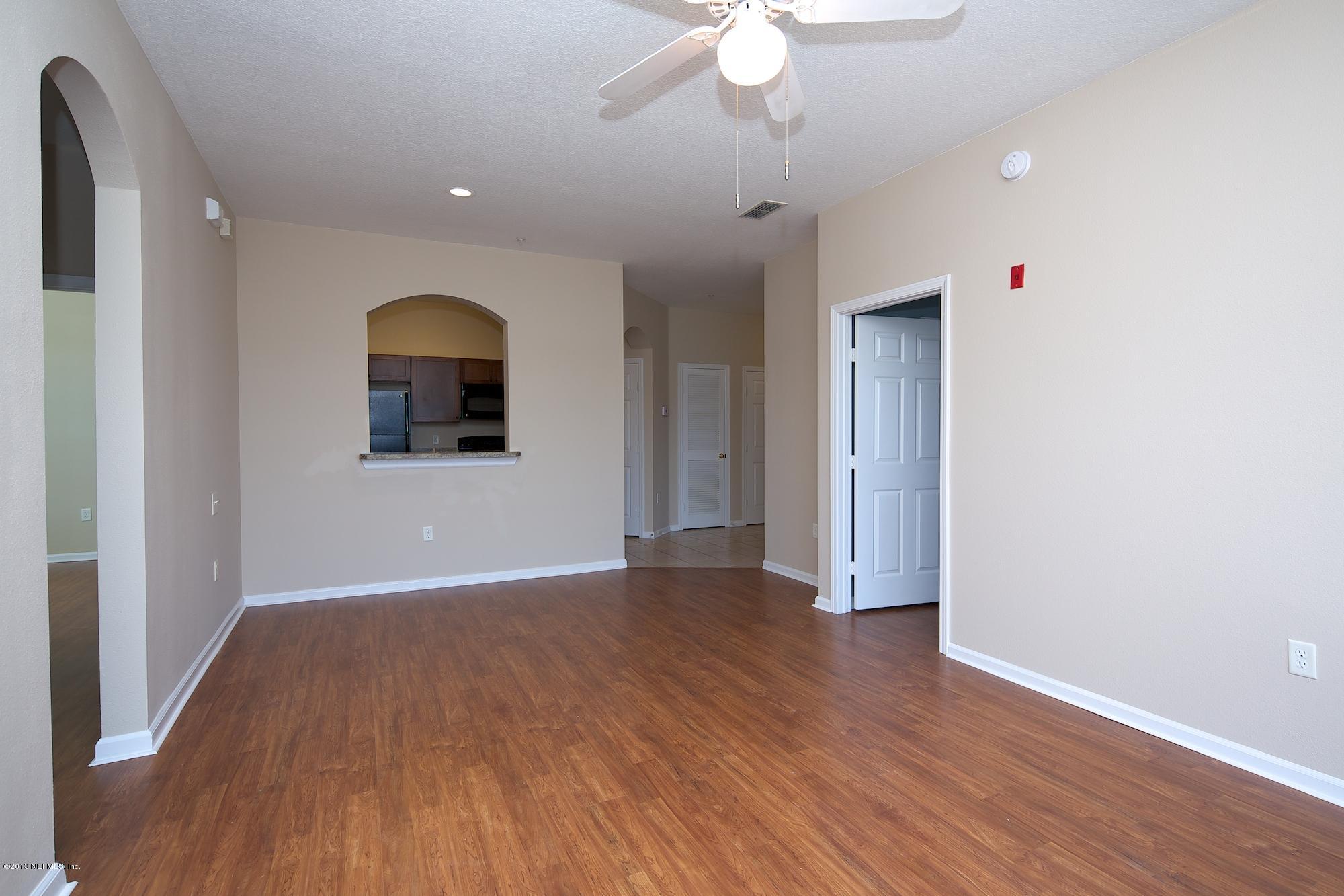 10550 Baymeadows Road, Unit 826 Jacksonville, FL 32256 - Photo 4 of 25 Living/Dining Area