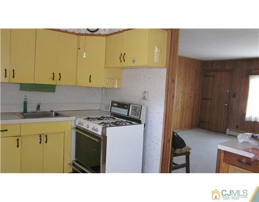 28 Richmond Road Edison, NJ 08817 - Photo 5 of 10 a kitchen with a stove cabinets and a sink