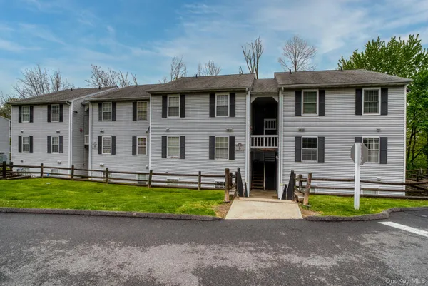 $2,300 | 9 Lexington Hills Road, Unit 3, Harriman, NY 10926