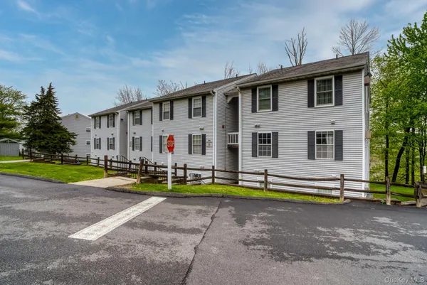 $2,300 | 9 Lexington Hills Road, Unit 3, Harriman, NY 10926
