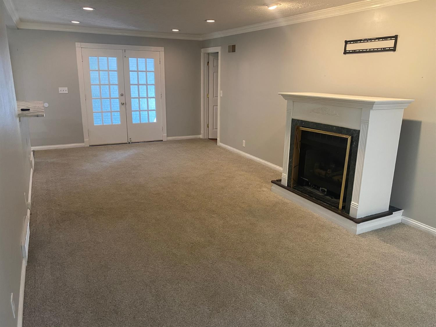 3498 Tates Creek Road Lexington, KY 40517 - Photo 7 of 24 Family room with free standing gas log f