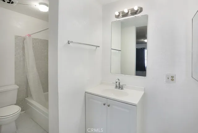 a bath room with a toilet and a bath tub