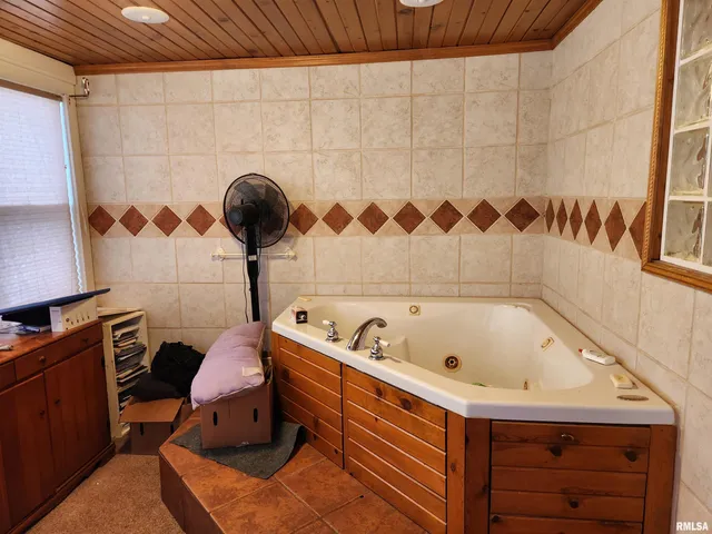 $159,900 | 803 5th Avenue South, Clinton, IA 52732