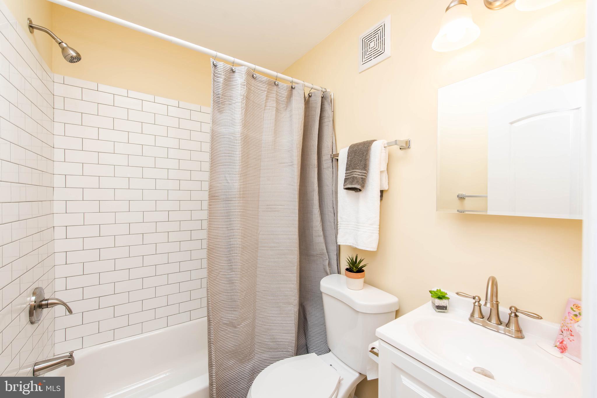 3802 Colborne Road Baltimore, MD 21229 - Photo 15 of 38 Owners Bath