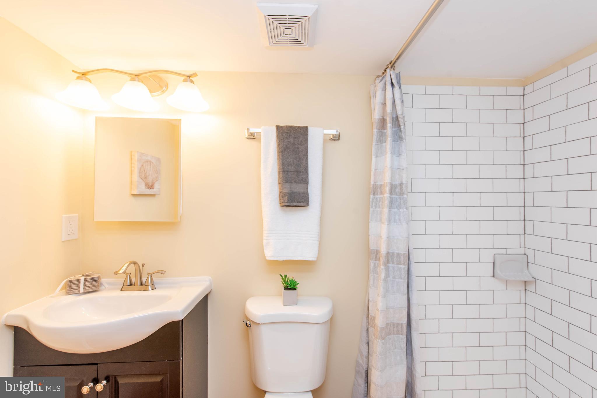 3802 Colborne Road Baltimore, MD 21229 - Photo 37 of 38 Bathroom