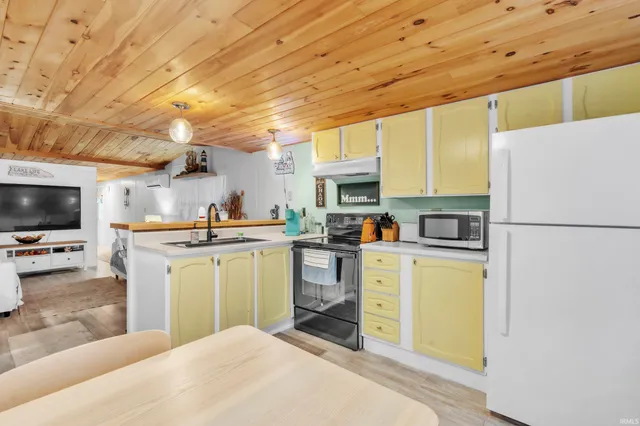 $91,000 | 5755 South 75 West, Wolcottville, IN 46795