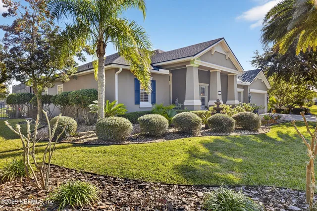 a view of a house with backyard