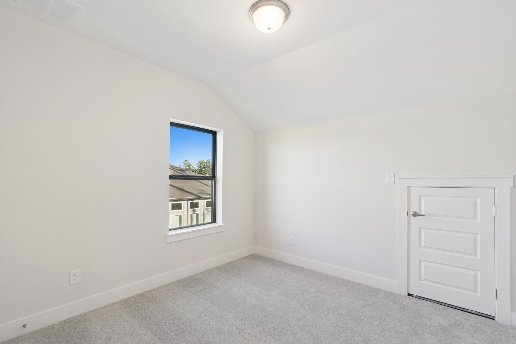 16146 Rita Road Conroe, TX 77302 - Photo 37 of 49 an empty room with windows and closet