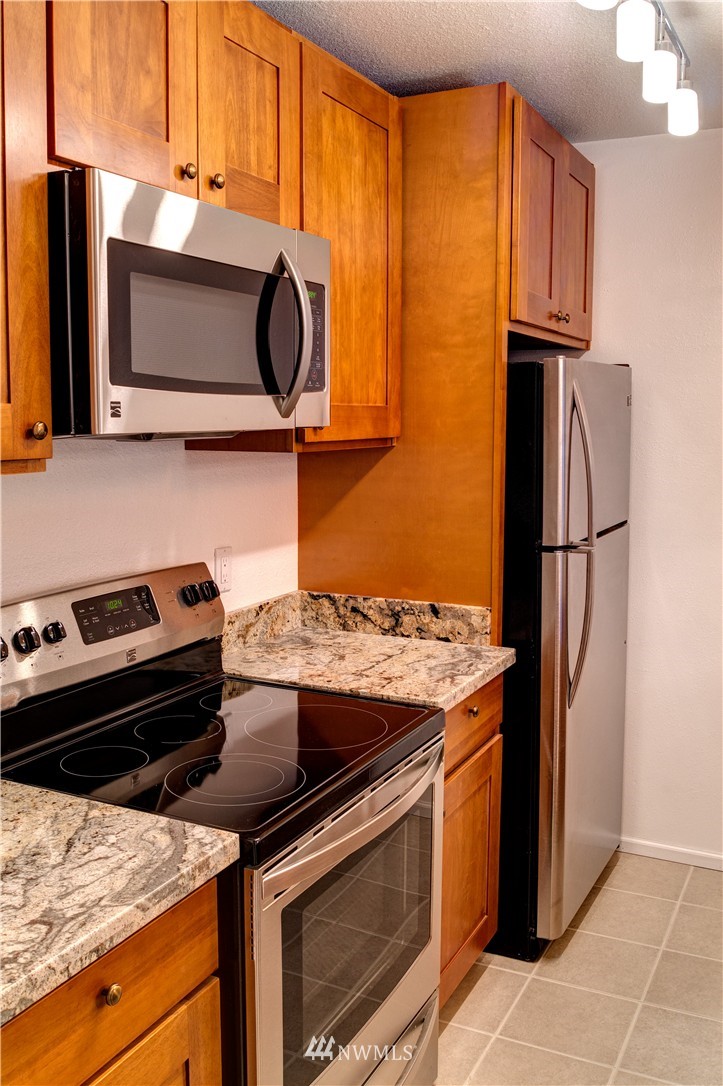 5834 Northeast 75th Street, Unit B202 Seattle, WA 98115 - Photo 4 of 20