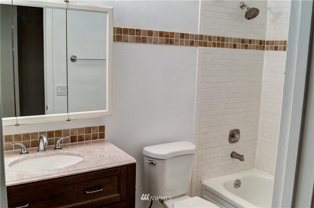 5834 Northeast 75th Street, Unit B202 Seattle, WA 98115 - Photo 10 of 20