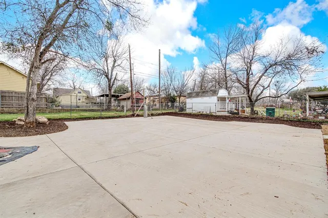 a view of city street with a yard