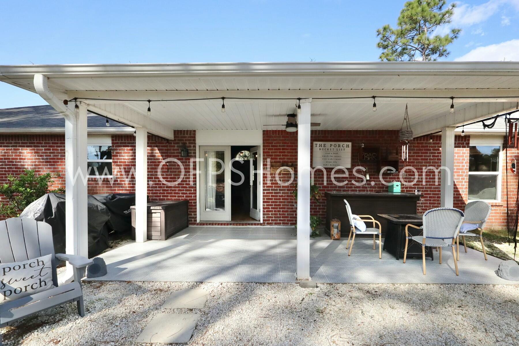 2400 Avenida De Sol Navarre, FL 32566 - Photo 32 of 42 a view of a room with furniture and a potted plant