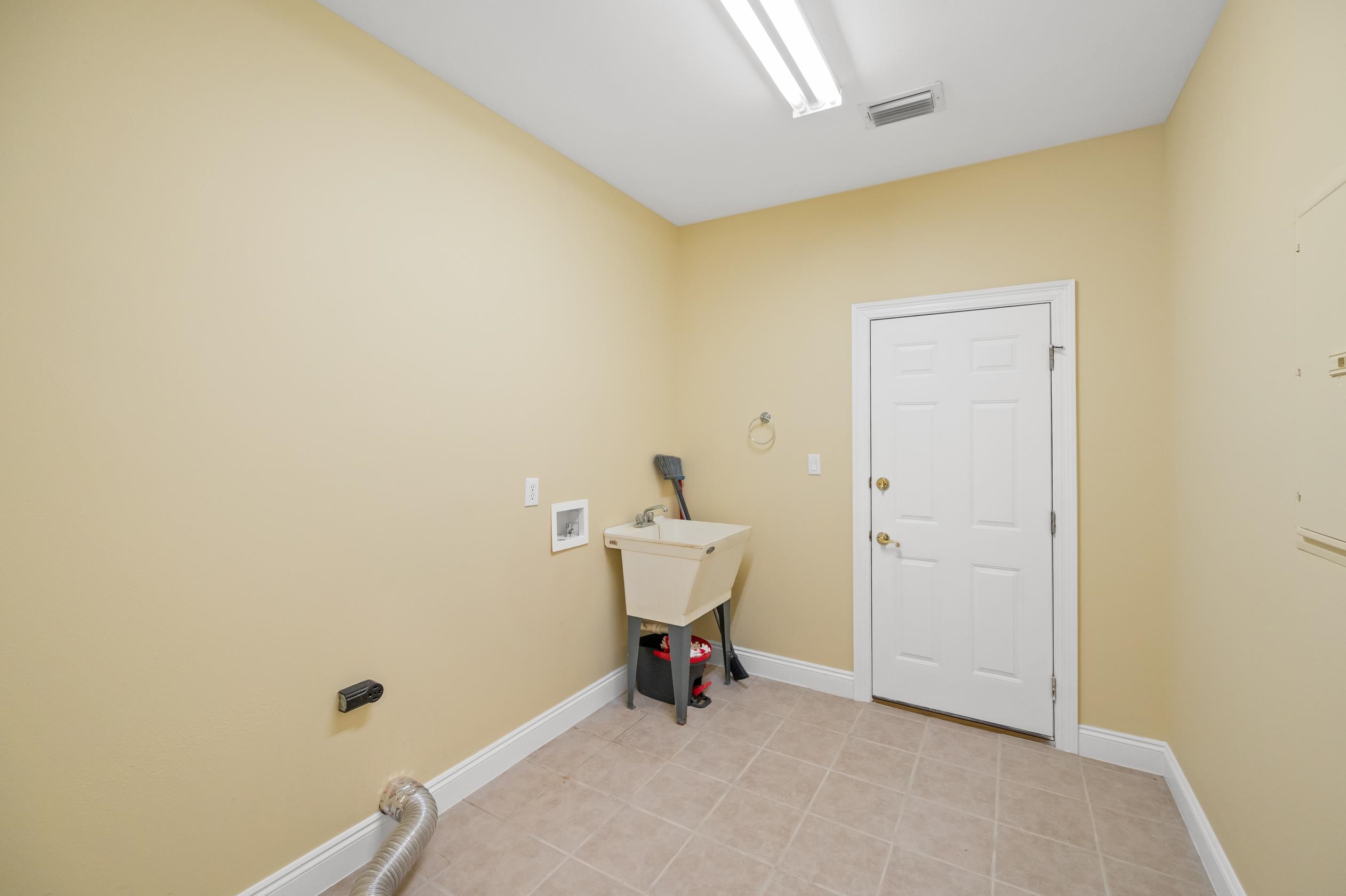 31577 River Road Orange Beach, AL 36561 - Photo 32 of 39 Laundry