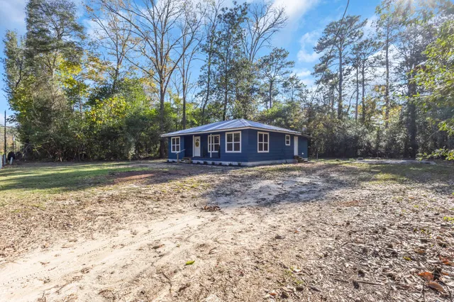 a view of house with a yard