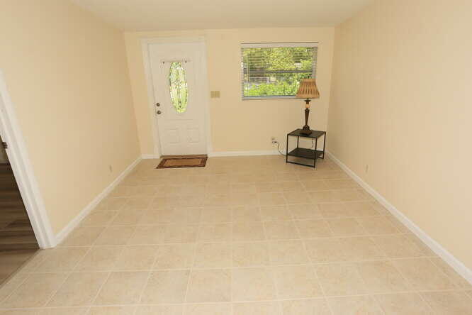 3864 Dunes Road Palm Beach Gardens, FL 33410 - Photo 11 of 44 Living Room