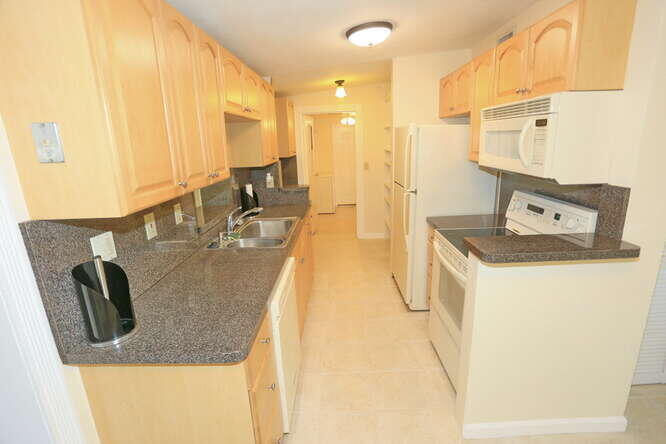 3864 Dunes Road Palm Beach Gardens, FL 33410 - Photo 14 of 44 Kitchen