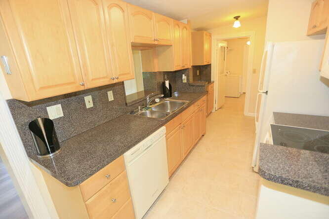3864 Dunes Road Palm Beach Gardens, FL 33410 - Photo 15 of 44 Kitchen