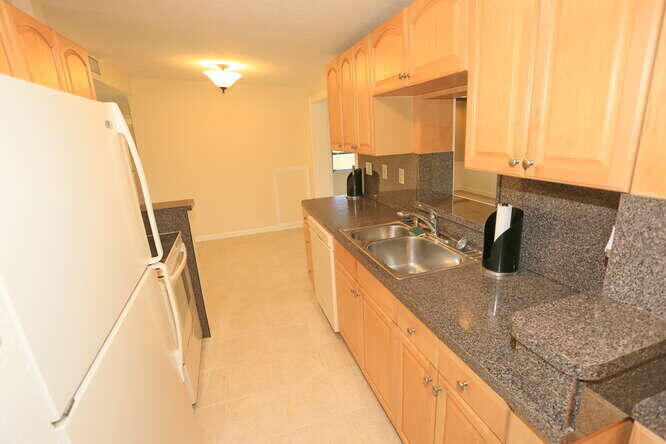 3864 Dunes Road Palm Beach Gardens, FL 33410 - Photo 17 of 44 Kitchen