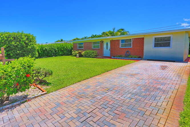 3864 Dunes Road Palm Beach Gardens, FL 33410 - Photo 3 of 44 Beautiful Paved Driveway