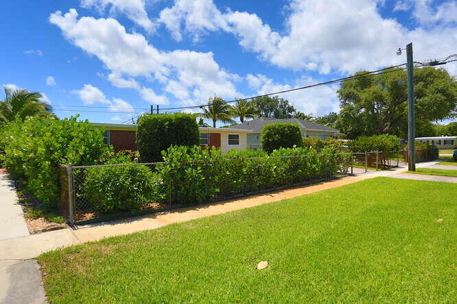 3864 Dunes Road Palm Beach Gardens, FL 33410 - Photo 5 of 44 Front Yard
