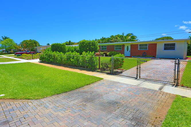 3864 Dunes Road Palm Beach Gardens, FL 33410 - Photo 6 of 44 Front Fenced in Yard