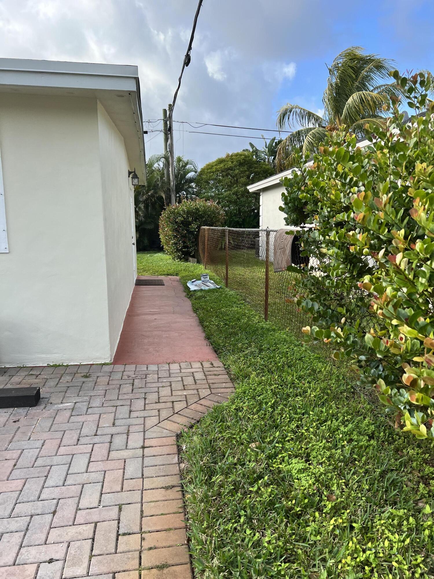3864 Dunes Road Palm Beach Gardens, FL 33410 - Photo 7 of 44 Side Yard