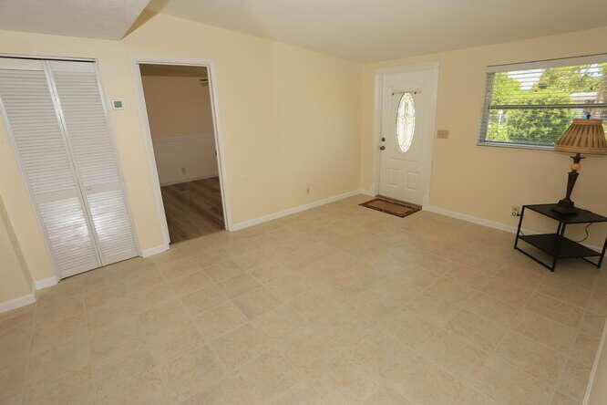 3864 Dunes Road Palm Beach Gardens, FL 33410 - Photo 8 of 44 Living Room