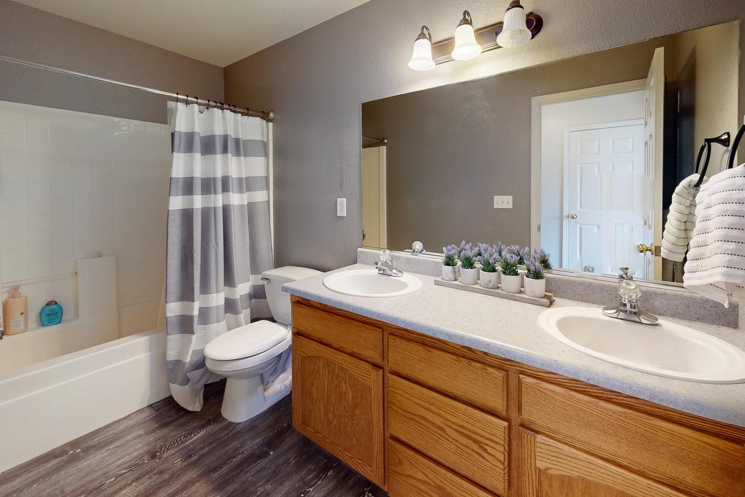 3202 Roosevelt Road Yuba City, CA 95993 - Photo 25 of 41 Main Bath upstairs