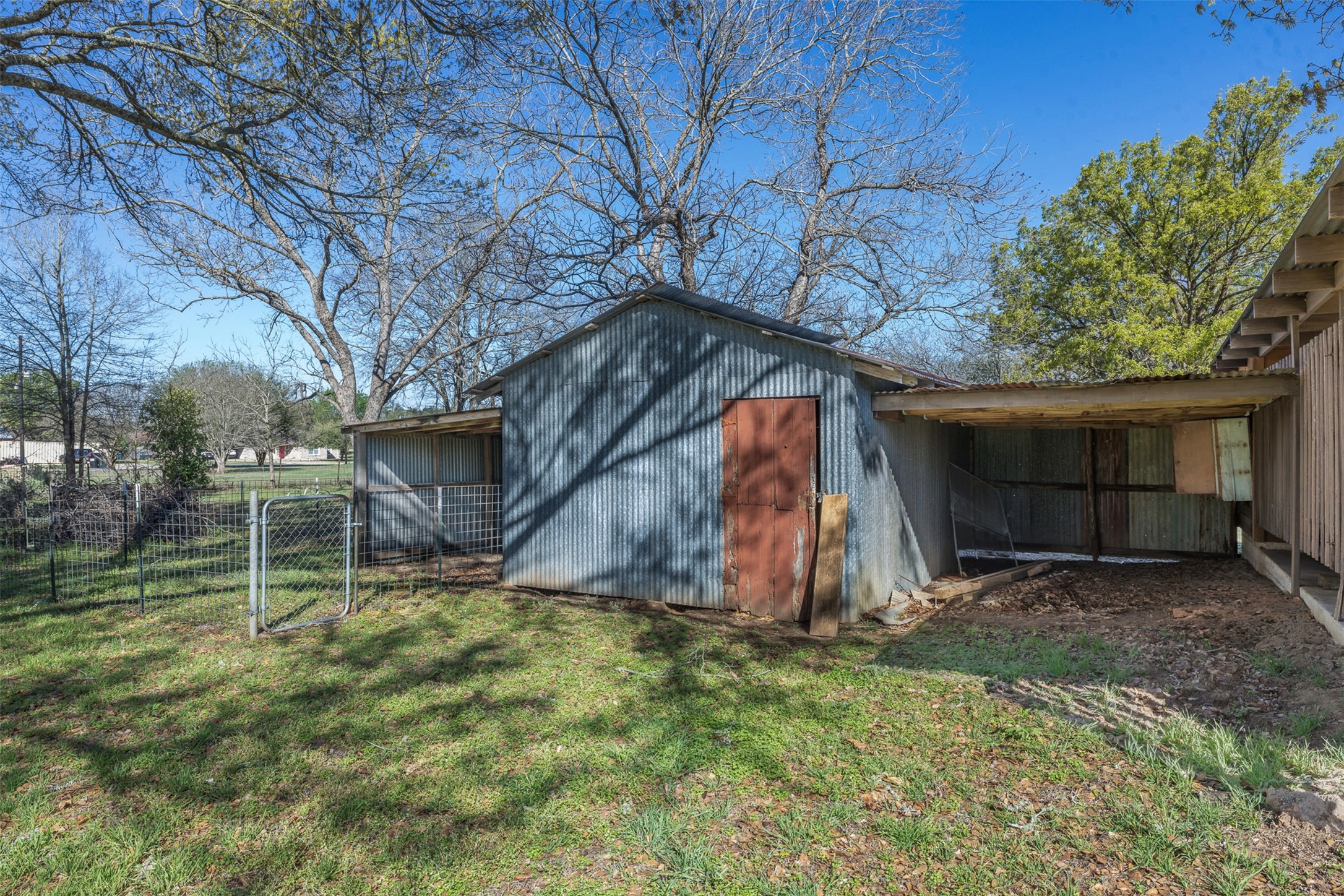 809 Main Street Lexington, TX 78947 - Photo 21 of 23 a view of a backyard