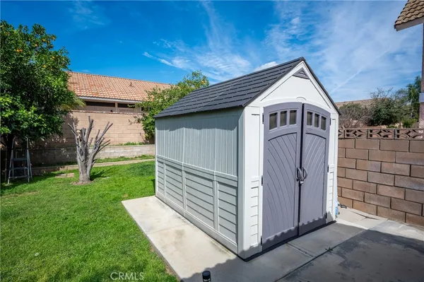 a view of a back yard of the house